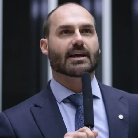 MORAES DETERMINA INÍCIO DA PENA DE EDUARDO E MANDA CANCELAR PASSAPORTES