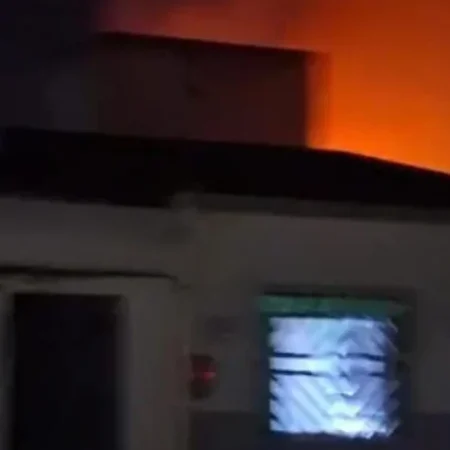 INCÊNDIO EM DEPÓSITO DE FOGOS PROVOCA EXPLOSÕES E ATINGE CASAS