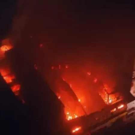 INCÊNDIO ATINGE IMÓVEIS COMERCIAIS NO CENTRO HISTÓRICO DO RECIFE