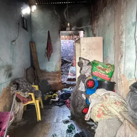 CASA PEGA FOGO PELA 2ª VEZ E MORADOR É ENCONTRADO DORMINDO NA CALÇADA