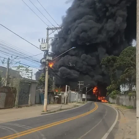 INCÊNDIO DE GRANDES PROPORÇÕES ATINGE INDÚSTRIA