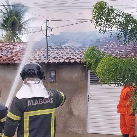 INCÊNDIO DE MÉDIAS PROPORÇÕES DESTRÓI QUARTOS DE RESIDÊNCIA