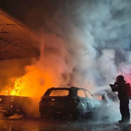 INCÊNDIO DE GRANDES PROPORÇÕES DESTRÓI CARROS EM OFICINA MECÂNICA