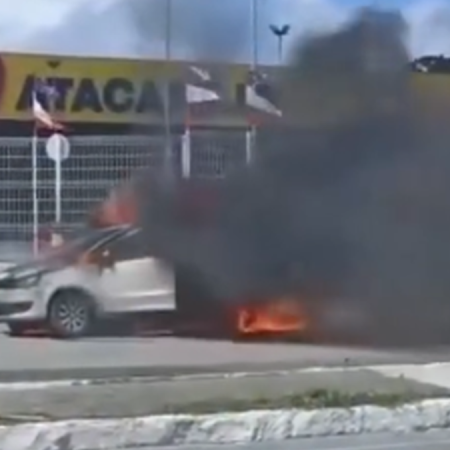 INCÊNDIO EM CARRO ASSUSTA A POPULAÇÃO NO TRAPICHE E BOMBEIROS SÃO ACIONADOS