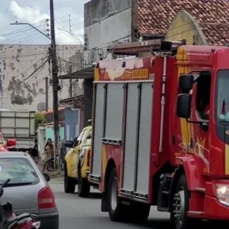 INCÊNDIO ATINGE COZINHA DE CASA E MOBILIZA EQUIPES DOS BOMBEIROS