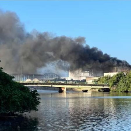 INCÊNDIO ATINGE FÁBRICA DE FERTILIZANTES NO PORTO