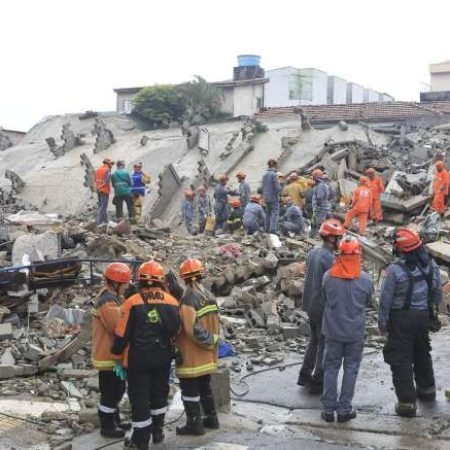 CHUVAS DEIXAM AO MENOS OITO MORTOS NA GRANDE SÃO PAULO