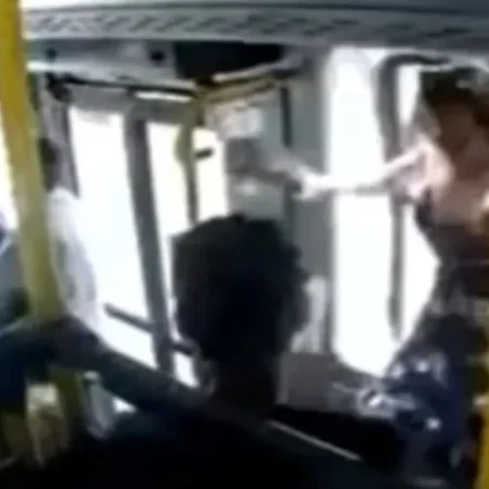 JOVEM CAI DE JANELA DE ÔNIBUS EM MOVIMENTO E MORRE