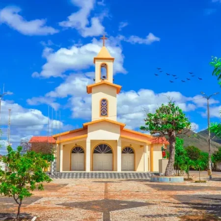 JOVEM MORRE ELETROCUTADA AO USAR CELULAR CARREGANDO