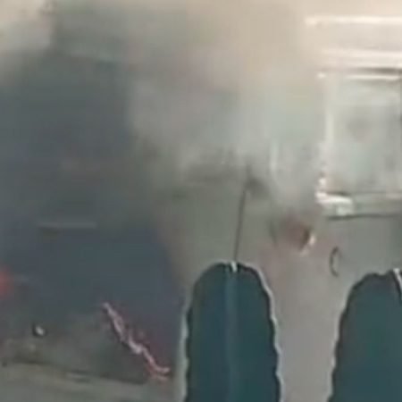 VÍDEO: KOMBI PEGA FOGO EM AVENIDA; CHAMAS FORAM CONTIDAS