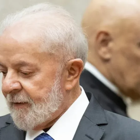 LULA CONTRARIA ALIADOS E HESITA EM SOLTAR A MÃO DE MORAES EM MEIO À CRISE