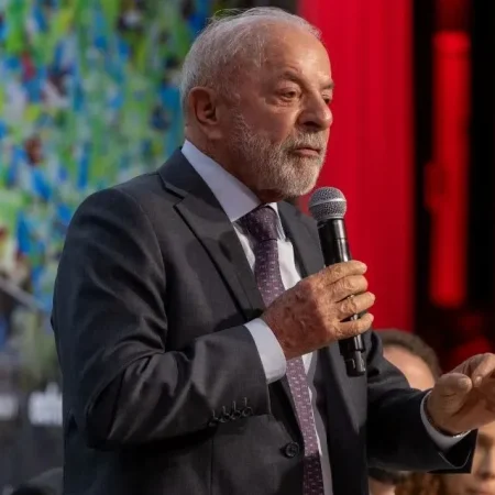 DATATRENDS: LULA LIDERA FLÁVIO BOLSONARO POR 25 PONTOS