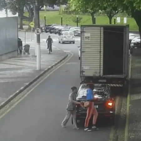 MÃE DE MENINO QUE DEFECOU CAMISINHAS DESCUMPRE PRISÃO DOMICILIAR