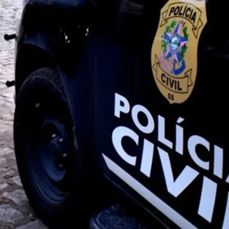 MÃE É DETIDA POR QUEIMAR MÃOS DO FILHO COM COLHER QUENTE