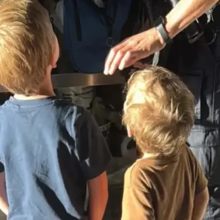 MÃE E PADRASTO INVENTAM “JOGO” E LARGAM CRIANÇAS NA ESTRADA