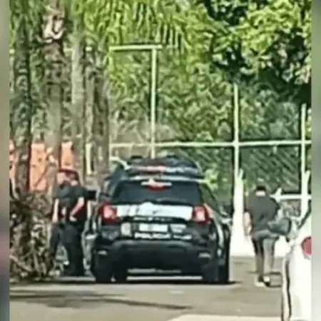 MÃE É PRESA APÓS FILHO DE DOIS ANOS DEFECAR 2 CAMISINHAS NA CRECHE