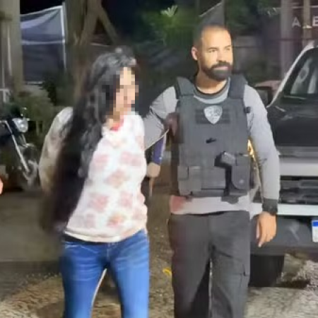 MULHER É PRESA EM FLAGRANTE POR MATAR A MÃE A MARTELADAS APÓS SUPOSTA TRAIÇÃO