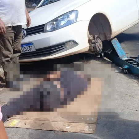 MECÂNICO MORRE APÓS CARRO CAIR SOBRE ELE DURANTE MANUTENÇÃO