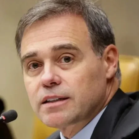 MENDONÇA MANDA APAGAR VÍDEO DE IA QUE LIGAVA FLÁVIO BOLSONARO A VORCARO