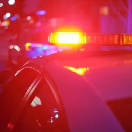 HOMEM ESPANCA ENTEADO DE 2 ANOS E MENTE PARA A POLÍCIA: “CAIU DA CAMA”