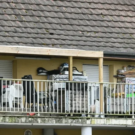 MENINO DE 9 ANOS É ENCONTRADO NU E DESNUTRIDO APÓS UM ANO PRESO EM VAN