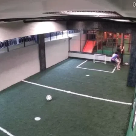 MENINO SALVA AMIGO APÓS CHOQUE ELÉTRICO EM PORTÃO DE QUADRA