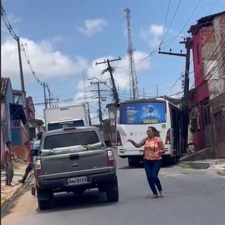 MICRO-ÔNIBUS COLIDE COM POSTE NO INTERIOR DE ALAGOAS; VEJA VÍDEO