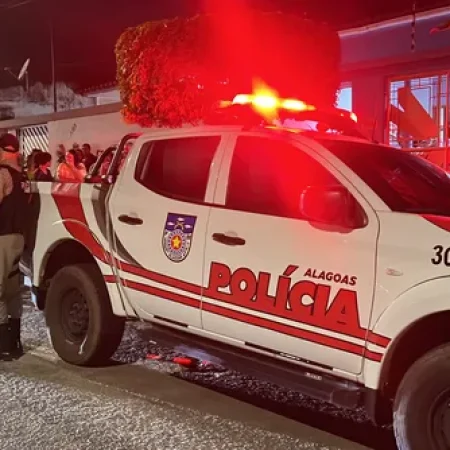 MORADOR AMARRA ASSALTANTE APÓS INVASÃO A RESIDÊNCIA E ACIONA A PM