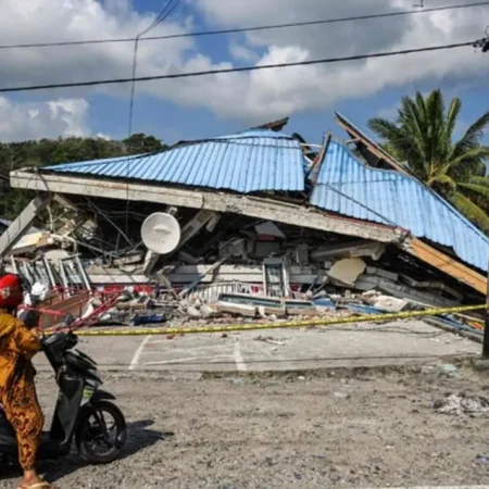 MORTOS POR TERREMOTO NA INDONÉSIA SOBEM PARA 53