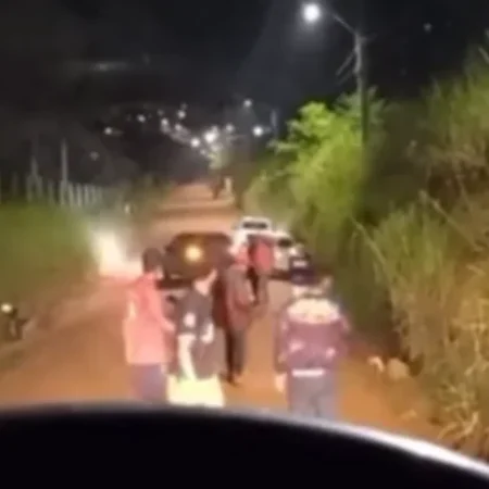 JOVEM FICA FERIDO APÓS PERDER CONTROLE DE MOTO E CAIR EM ESTRADA