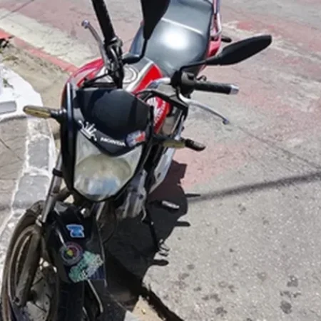 COLISÃO ENTRE CARRO E MOTO É REGISTRADA NO CENTRO