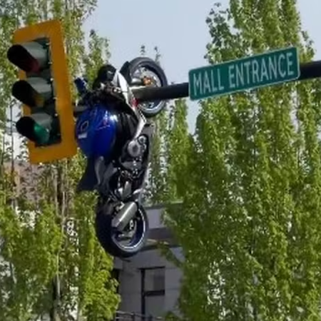 MOTO ‘VOA’ APÓS ACIDENTE E FICA PRESA EM SINAL; VÍDEO FLAGRA MOMENTO