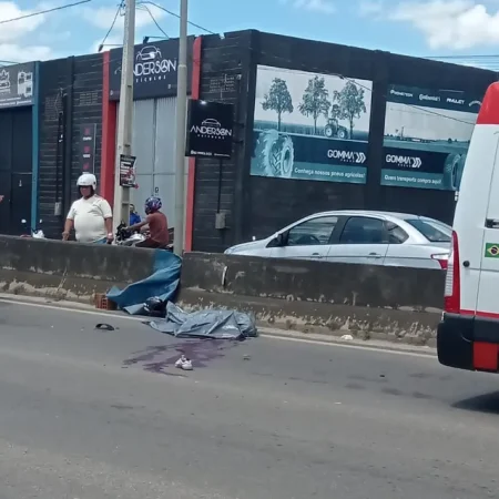 MOTOCICLISTA É ARREMESSADO CONTRA POSTE E MORRE APÓS ACIDENTE