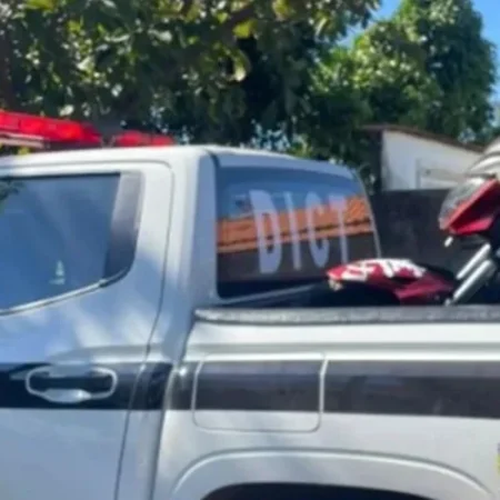 MOTOCICLISTA EMPINA MOTO E ATROPELA MULHER GRÁVIDA E DUAS CRIANÇAS