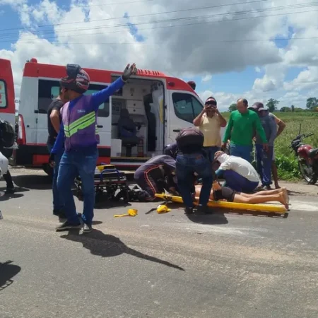 MOTOCICLISTA FICA FERIDO APÓS COLISÃO COM CAÇAMBA NA AL-110, EM SÃO SEBASTIÃO