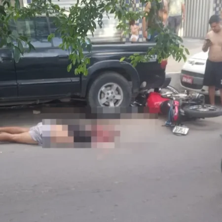 MOTOCICLISTA TEM CABEÇA ESMAGADA APÓS COLISÃO COM CAMINHÃO