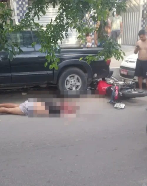 MOTOCICLISTA TEM CABEÇA ESMAGADA APÓS COLISÃO COM CAMINHÃO