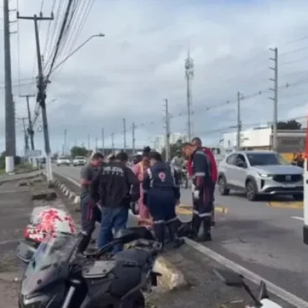MOTOCICLISTA FICA FERIDA APÓS COLISÃO COM SINALIZAÇÃO