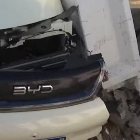 MOTORISTA DE APLICATIVO PERDE O CONTROLE DE CARRO E BATE EM POSTE