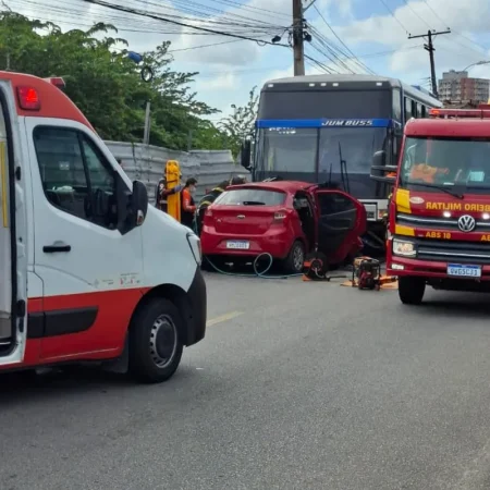 MOTORISTA FICA PRESO ÀS FERRAGENS APÓS CARRO BATER DE FRENTE COM ÔNIBUS
