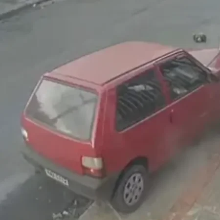 MOTORISTA LEVA SOCO EM BRIGA DE TRÂNSITO, BATE CARRO E MORRE