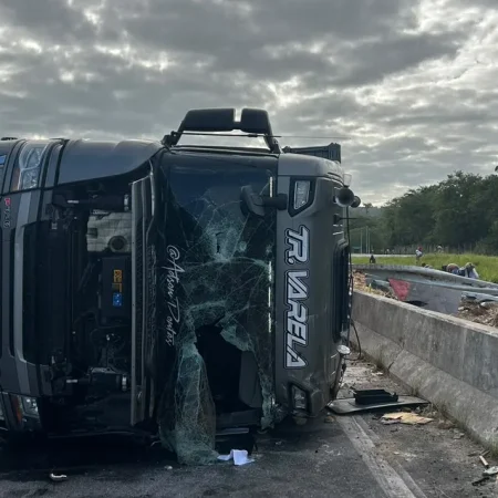 MOTORISTA MORRE APÓS CAMINHÃO CARREGADO DE COCO TOMBAR NA BR-101