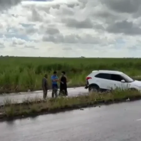 MOTORISTA PERDE CONTROLE APÓS COLISÃO E CARRO VAI PARAR NO CANTEIRO DA AL-405