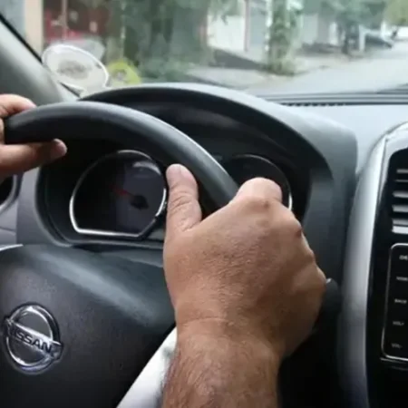 MOTORISTA POR APLICATIVO É ROUBADO COM FACA NO PESCOÇO