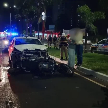MOTORISTA SE DISTRAI COM CELULAR E ATROPELA POLICIAIS