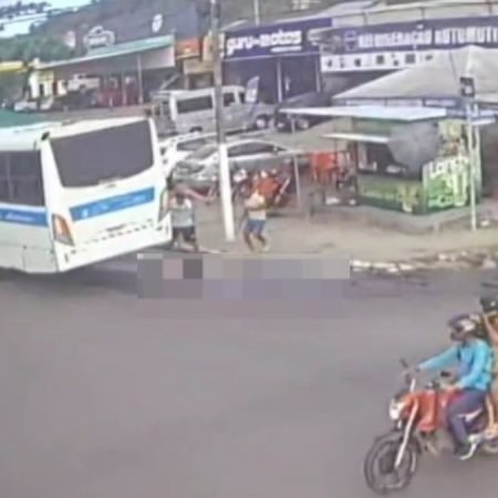 MULHER MORRE APÓS SER ATROPELADA POR ÔNIBUS NO INTERIOR