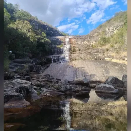MULHER CAI DE ‘TOBOGÃ’ DE CACHOEIRA E É RESGATADA COM LESÃO NA COLUNA