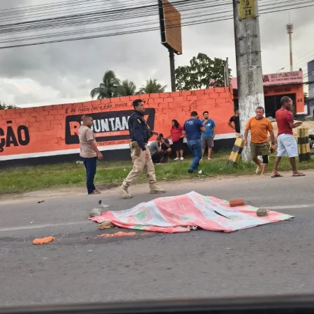 MULHER CAI DE GARUPA DE MOTO E MORRE ATROPELADA POR CAMINHÃO