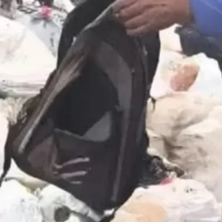 MULHER É INDICIADA POR COLOCAR FILHO EM MOCHILA E ABANDONÁ-LO NO LIXO