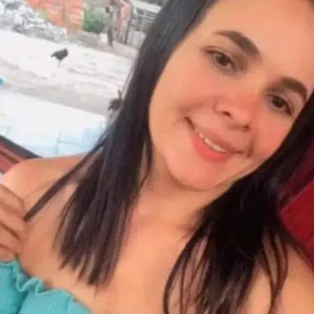 MULHER É MORTA A MARTELADAS DENTRO DE CASA NA FRENTE DO PAI; EX É SUSPEITO